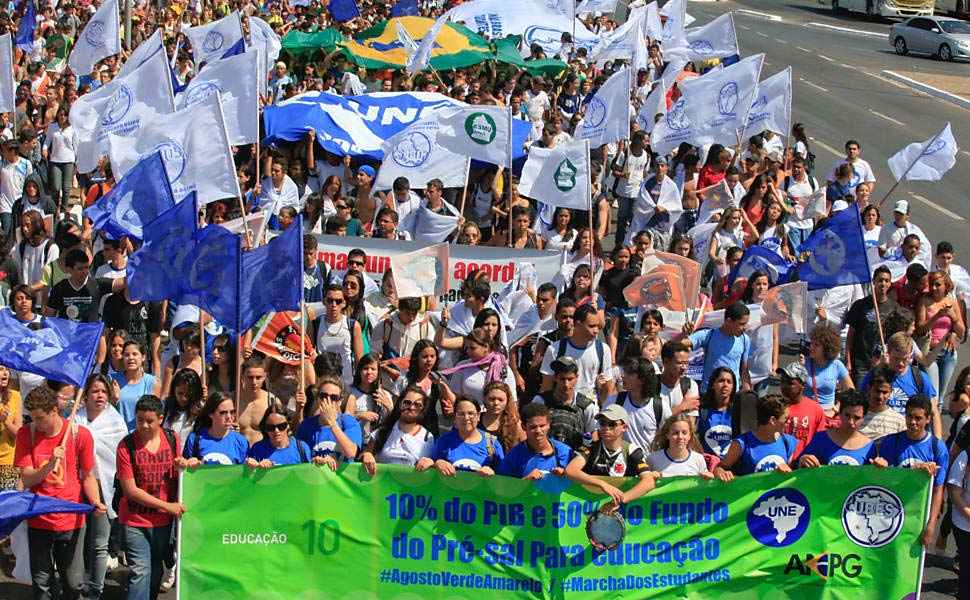 Passeata de integrantes da UBES com faixa sobre os 10% do PIB para educação