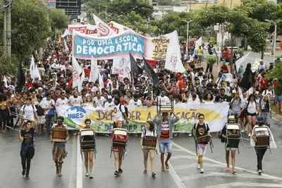 Milhares nas ruas contra censura na educação