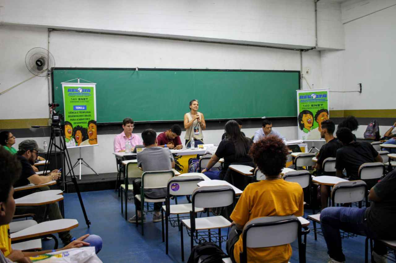 Precarização do mercado de trabalho: Para onde irão os jovens estudantes?