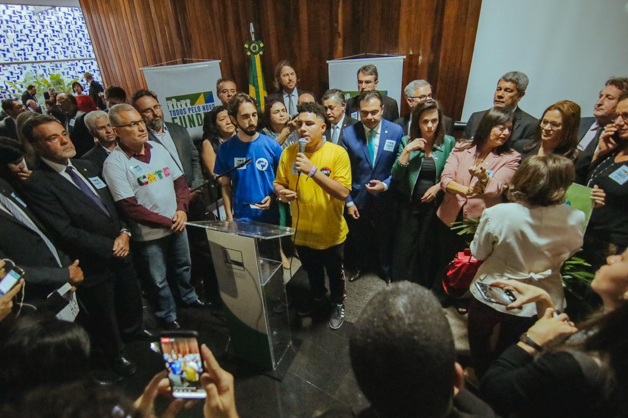 No Congresso, frente ampla anuncia foco total por Fundeb permanente